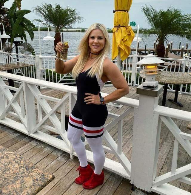 En garip meslek! Genç kadın para karşılığında erkekleri aşağılayarak binlerce dolar kazanıyor