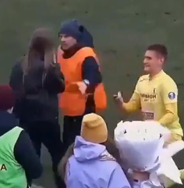 Sevgilisini saha dışına atan görevliyi doğduğuna pişman etti! Perde arkasındaki gerçek başka çıktı