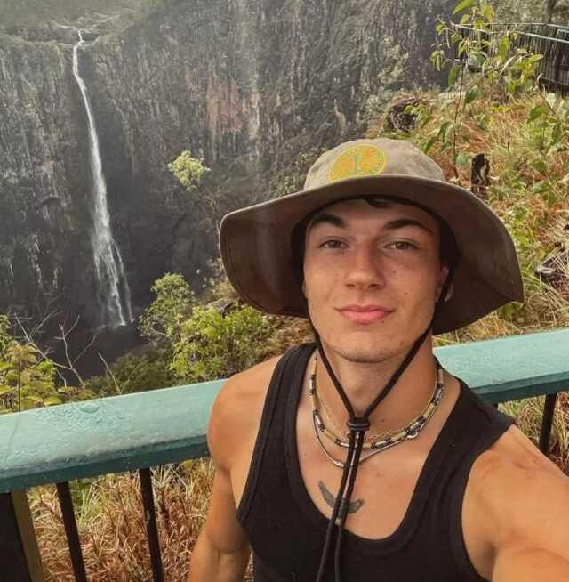 Avustralyalı genç, köpek balığının videosunun çektiği sırada balık bacağını kopardı