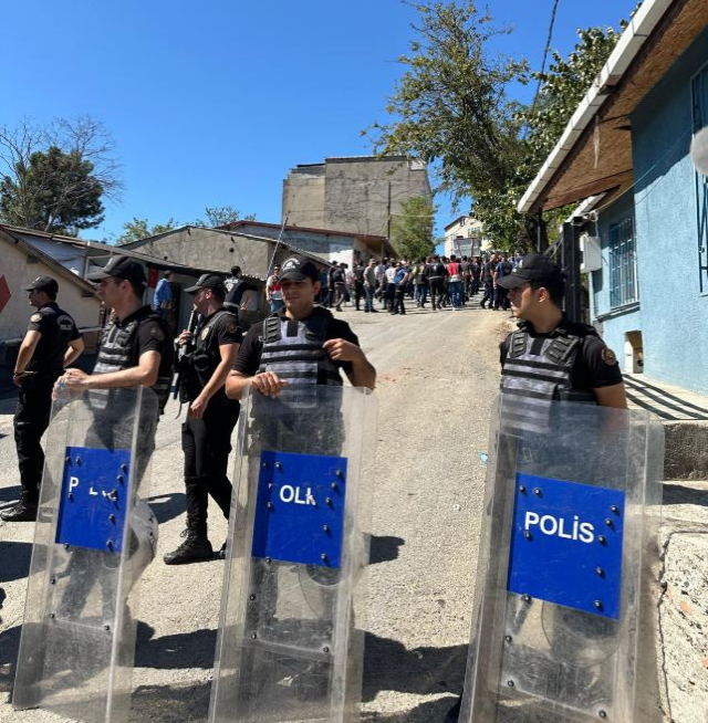 İstenmeyen görüntüler! Vatandaşların günlerdir direndiği mahalleye polis girdi