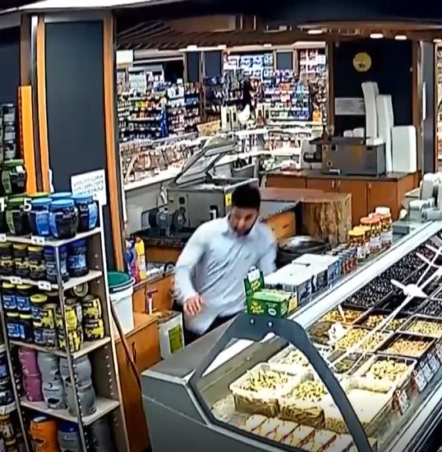 5 büyüklüğünde depremle sarsılan Vanlıların korku dolu anları, market kamerasına yansıdı