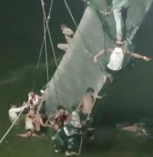 Hindistan'daki köprü faciasında bilanço artıyor: 132 kişi hayatını kaybetti