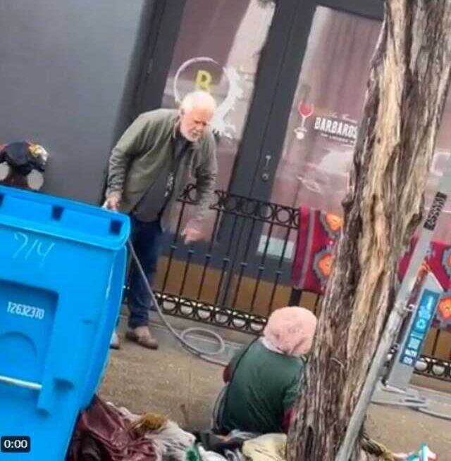 Restoran sahibinin kaldırımda yatan evsize yaptığı hareket yürekleri sızlattı