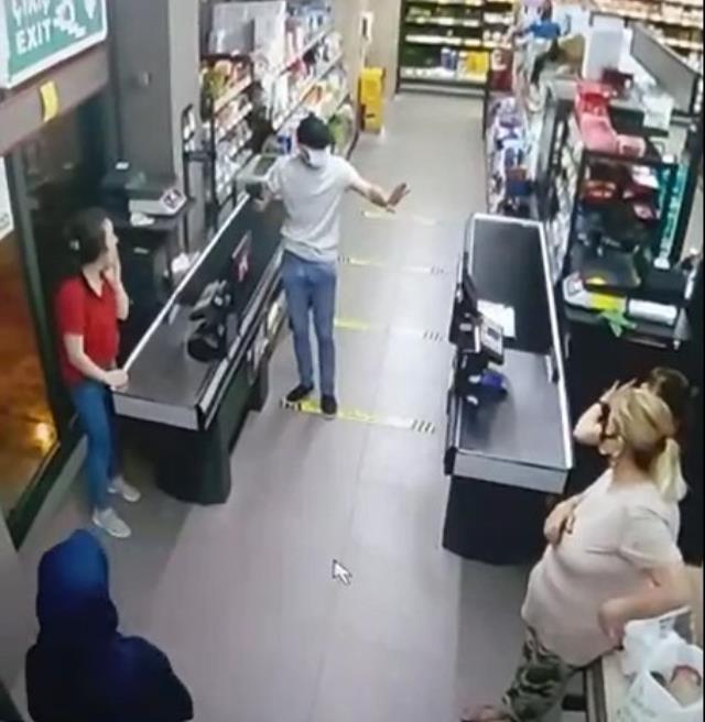 Kasadaki paraları boşalttı, giderken koca marketten yanına aldığı ürün herkese kahkaha attırdı