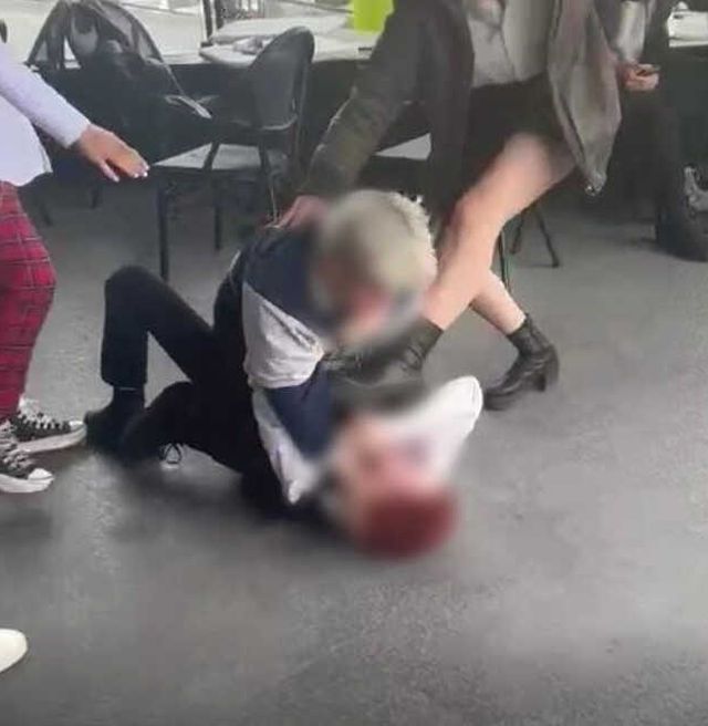 Alışveriş merkezinde kız kavgası! Çevredeki vatandaşlar müdahale etti