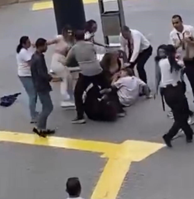 Mersin'de AVM Önünde Kadınlar Arasında Tekme Tokat Kavga