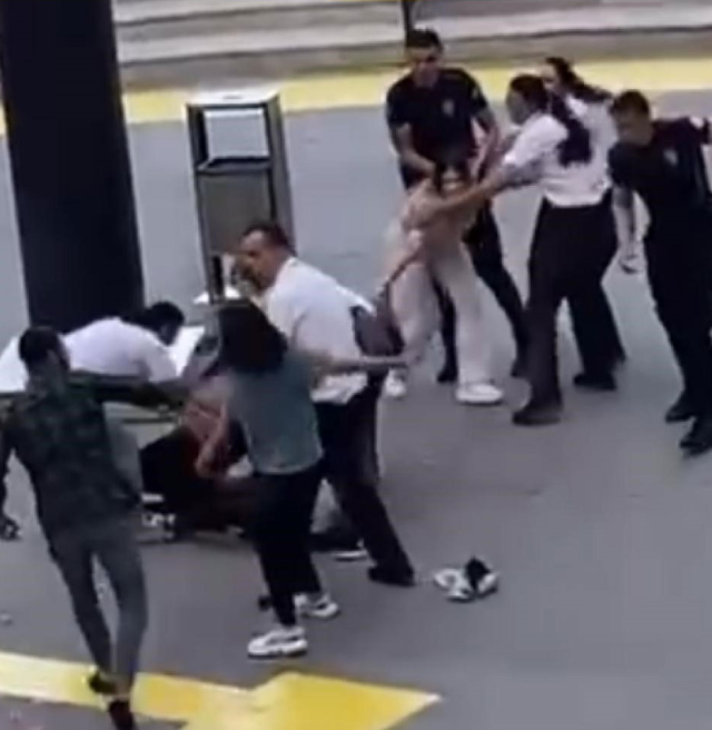 Mersin'de AVM Önünde Kadınlar Arasında Tekme Tokat Kavga