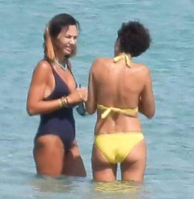 Ünlü oyuncu Arzum Onan, sarı bikinisiyle yıllar meydan okudu