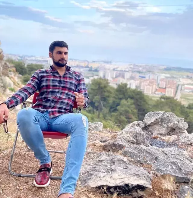 Antalya'da yön levhasına çarpan otomobil hurdaya döndü: 3 ölü