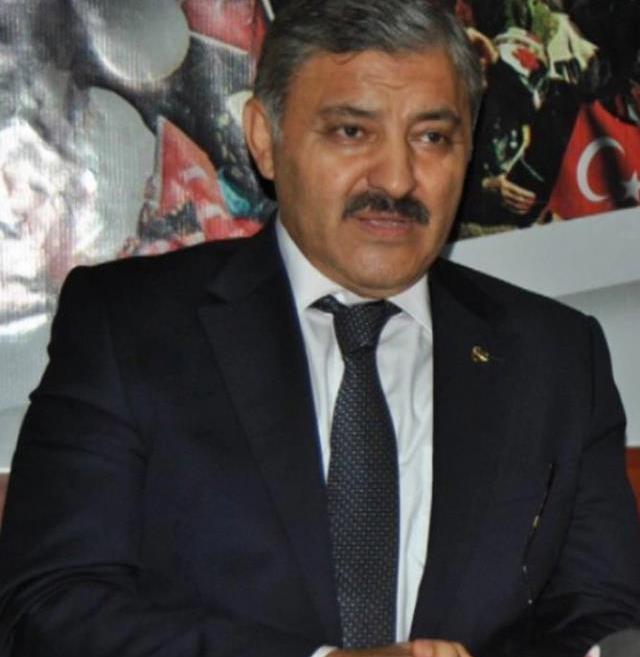 Ödül töreninde ilginç anlar! Özge Ulusoy'un göğsüne, sözleriyle gündem olan eski vekil Ahmet Çakar'ın adını yazdılar