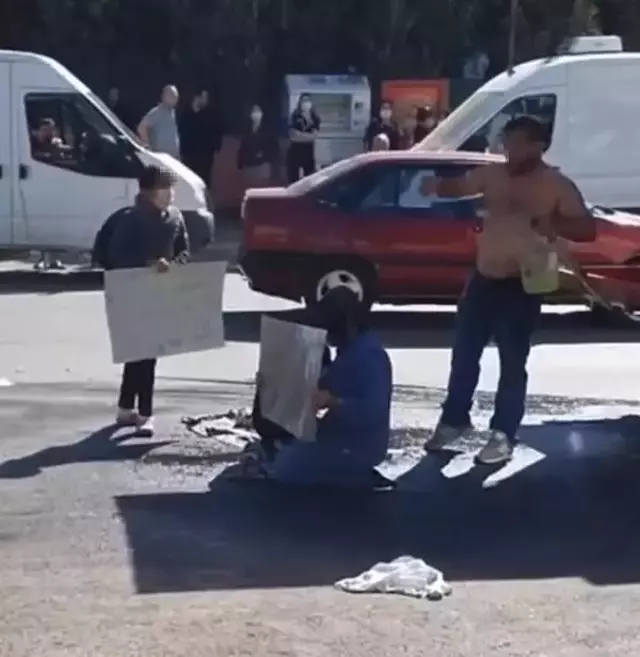 Ceza kesilen seyyar satıcı, 2 çocuğu ve kendi üzerine benzin döküp yakmak istedi