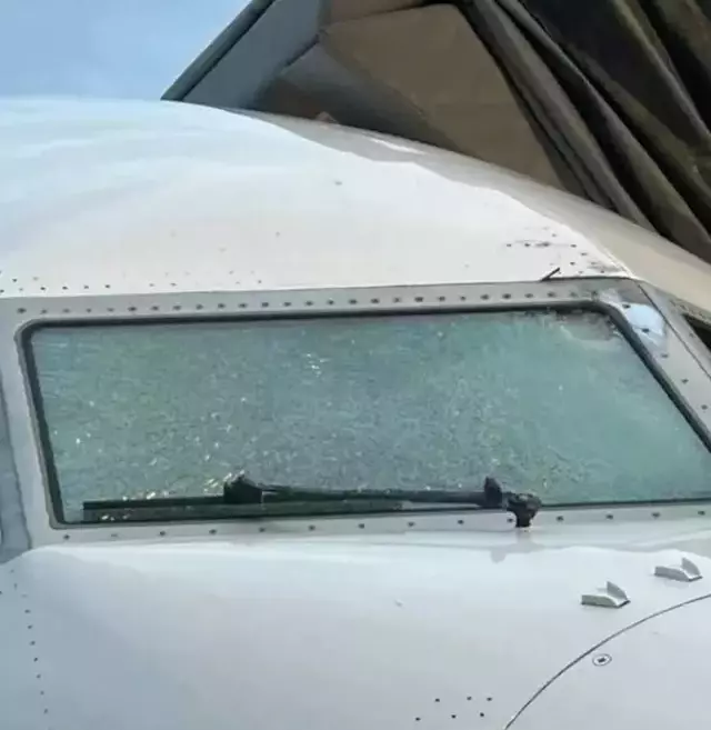 Yolcu uçağına meteor çarptı, pilot kanlar içinde kaldı