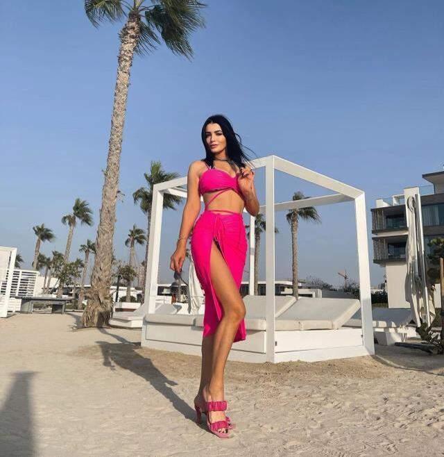 Kızlarını solladı! Aleyna Tilki'nin annesi, peş peşe bikinili pozlarını paylaştı