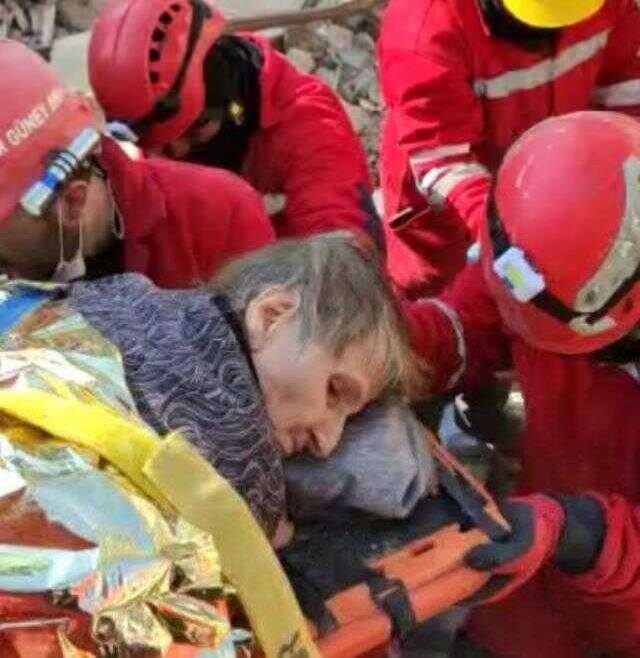 Son Dakika: 153. saatte Adıyaman'da çifte mucize! Rabia Öğretmen ve kız kardeşi Elif enkazdan sağ olarak kurtarıldı