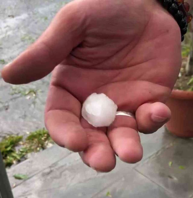 Meteoroloji uyarmıştı! 4 ile ceviz büyüklüğünde dolu yağdı