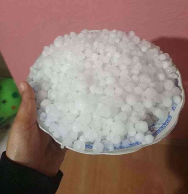 Meteoroloji uyarmıştı! 4 ile ceviz büyüklüğünde dolu yağdı