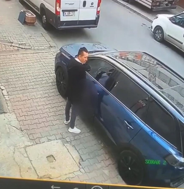 Park halindeki otomobile yanaşıp aracın üzerine idrarını yapan kişi