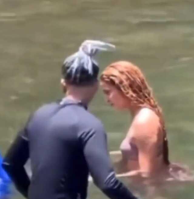 Shakira, şarkıcı Rauw Alejandro ile nehirde yüzerken görüntülendi