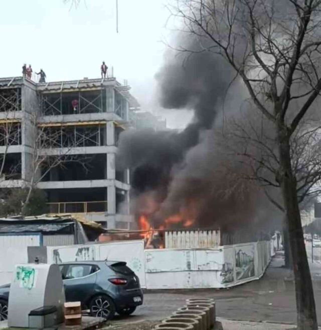 Ataşehir'de işçilerin kaldığı konteynerlerde yangın! Ekipler olay yerine sevk edildi