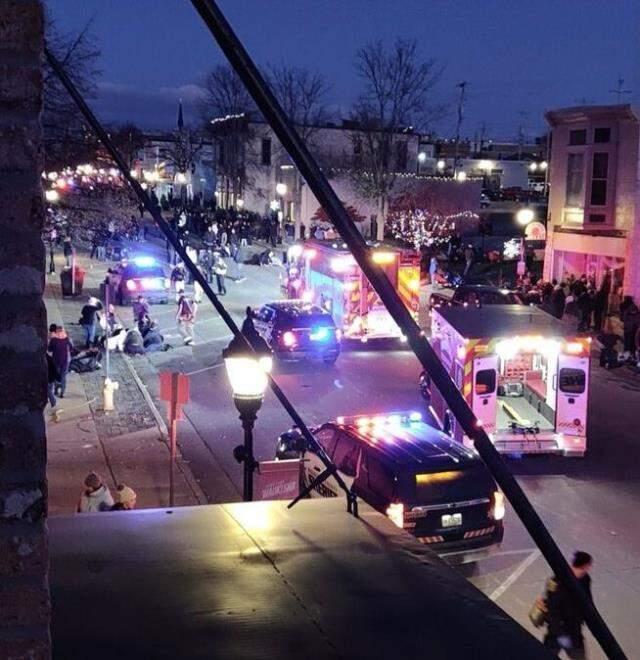 ABD'de bir araç noel kutlaması için yapılan geçit törenine daldı! Çok sayıda ölü ve yaralı var