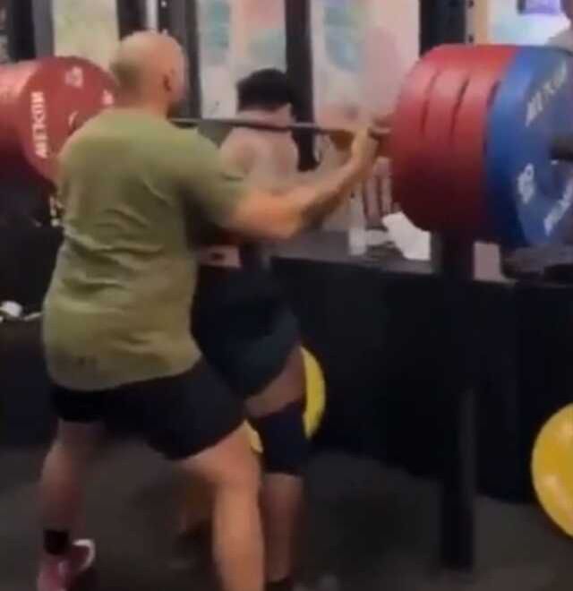Fenomen sporcu, 210 kiloluk halterin altında kalarak boynunu kırdı! Anbean kaydedilen ölüm anı kan dondurdu