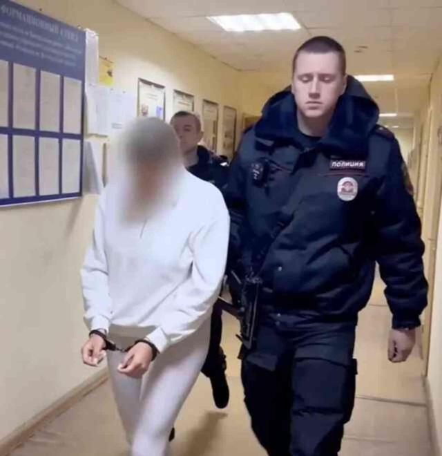 Rus Influencer Alena Agafonova, savaş anıtının memesini gıdıklama suçundan 10 ay hapse mahkum edildi