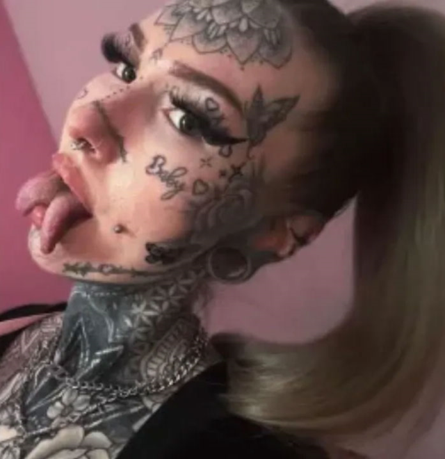 Vücudunu dövmeyle kaplattı, dilini ikiye ayırdı