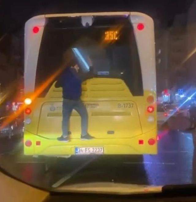 Hayrete düşüren görüntü! İETT otobüsünün arkasına asılarak yolculuk yaptı