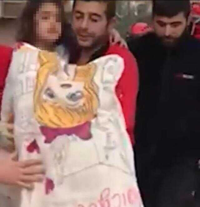 Enkazdan çıkarılan küçük kızın 'Abimi çıkarmadınız mı daha?' sözleri yürekli sızlattı