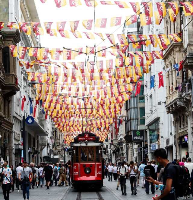 Galatasaray taraftarından büyük fedakarlık! İstiklal Caddesi'ndeki bayrakların sırrı ortaya çıktı