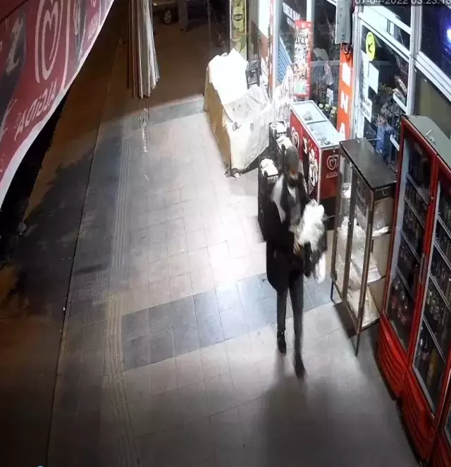 Sahur vaktinde bir kasa muz çalan hırsızın rahat tavırları pes dedirtti.