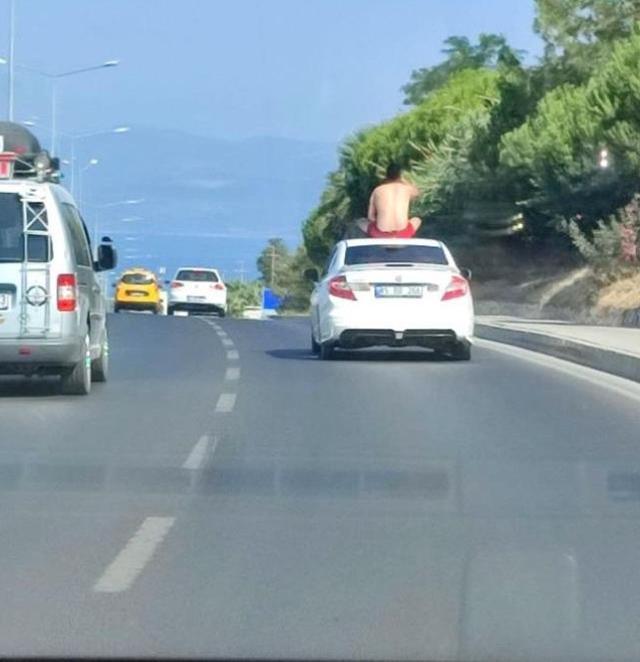 Seyir halindeki otomobilin tavanında oyun oynayan kişiye ceza yağdı