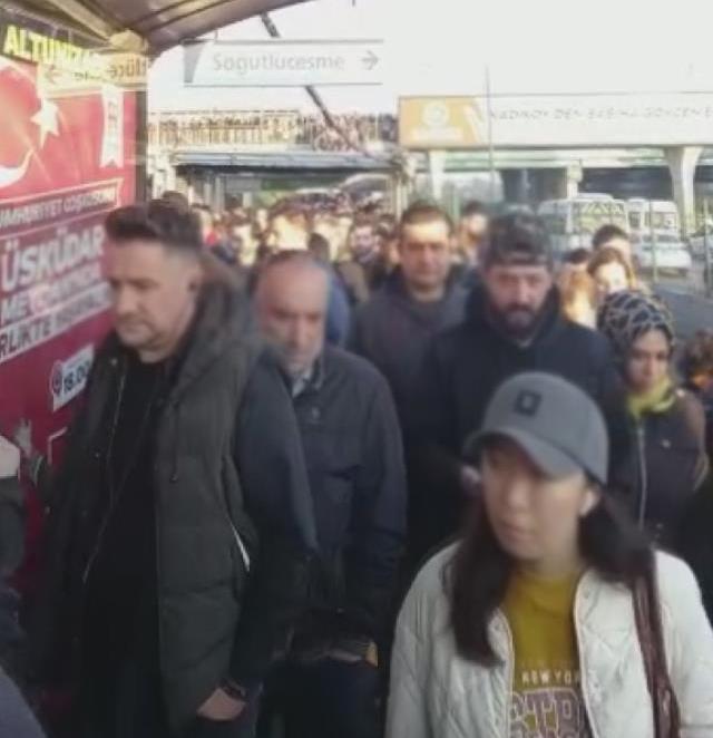 Metrobüste insan seli! Altunizade durağında adım atmak bile imkansız hale geldi
