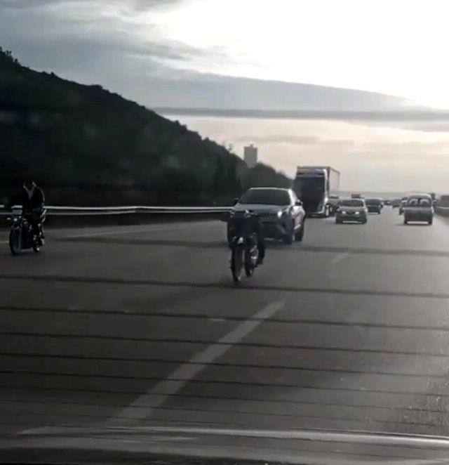 Bursa'da ölüme böyle meydan okudular.... Biri bagaja oturdu, diğeri motosiklete uzandı