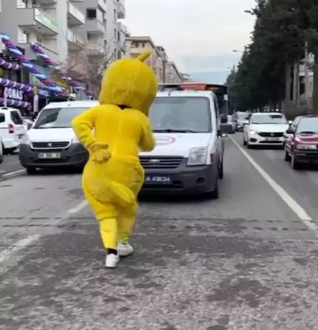 Trafikte güldüren anlar! Polis aracının kaputuna oturan civciv kostümlü vatandaş kafese konuldu