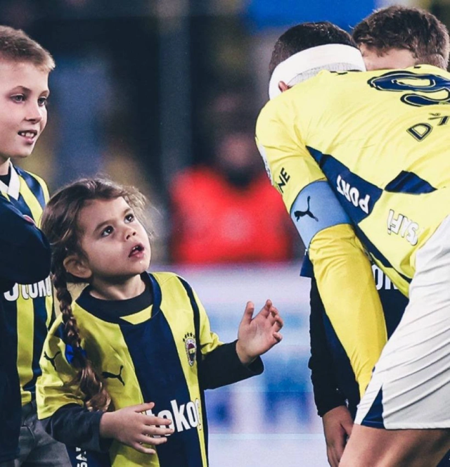 Dzeko'nun minik kızının babasının yarasına attığı bakış maçın önüne geçti