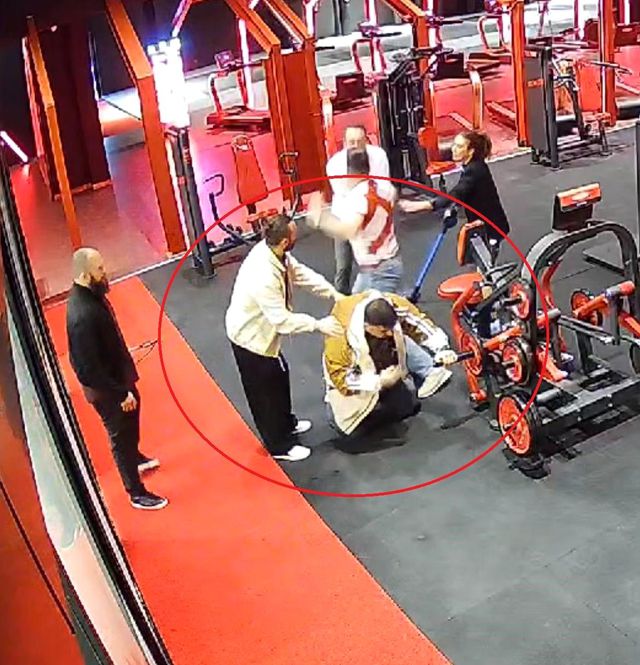 Milli sporcuya silah çekip, tekme tokat dövdüler