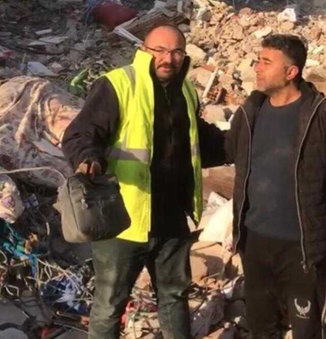 Enkazdan bulduğu 500 bin TL'lik altın dolu çantayı sahibine teslim etti