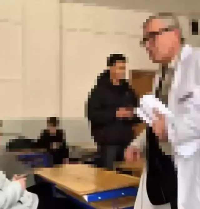 Öğrencilerin zorbalık yapıp dalga geçtiği öğretmenden ders gibi sözler