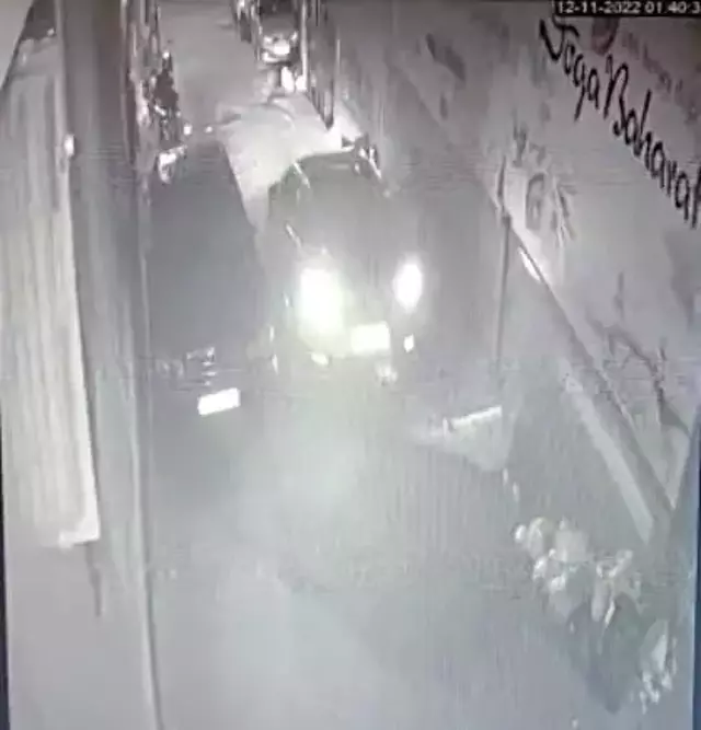 İstanbul'da bir garip olay! Çöp sandığı adamın üzerinden geçip yoluna devam etti