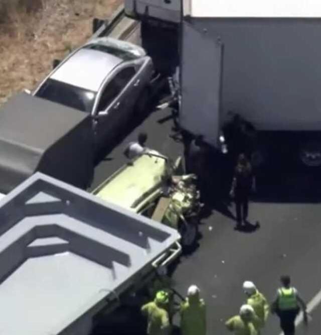 Avustralya'da seyir halindeki otomobilin üstüne yüzme havuzu düştü