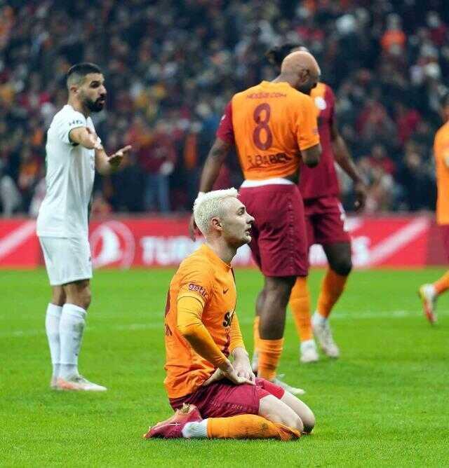 Nef Stadı'nda enteresan şeyler oluyor! Taraftarın tepkisinden sonra Terim'den hayrete düşüren hareket