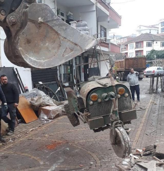 Yıkılan binadan, 72 yıl önce dönemin milletvekili tarafından yapılan traktör çıktı