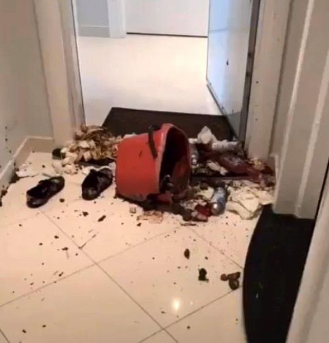 Komşularının duvarlarına tehdit sözleri yazıp dışkı süren kadın sınır dışı edildi