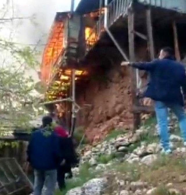 Zihinsel engelli oğlunu kurtarmak için kendisini alevlerin içine attı! İkisi de can verdi