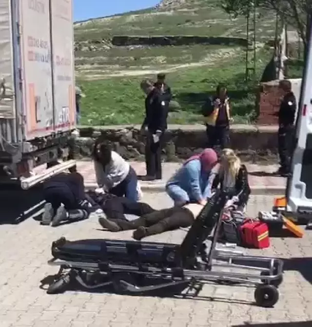 İki kardeş sokak ortasında infaz edildi, sağlık ekipleri hayata döndürmek için dakikalarca kalp masajı yaptı