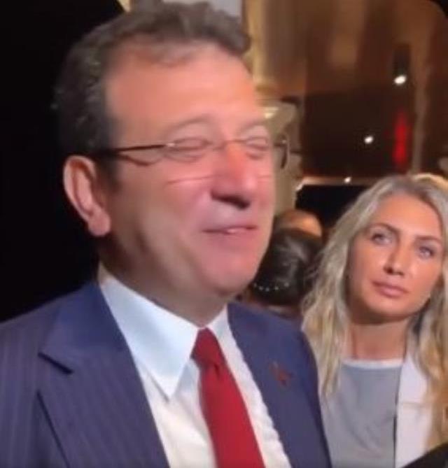Ekrem İmamoğlu konuşurken kelimeleri toparlayamadı! Dilek İmamoğlu'nun tedirgin hali kameraya yansıdı