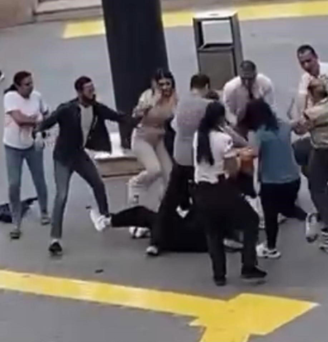 Mersin'de AVM Önünde Kadınlar Arasında Tekme Tokat Kavga