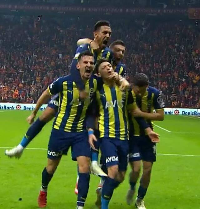 Galatasaray tribünlerinden Mesut Özil'e neden çakmak ve şişe yağdı? İşte yaşananlar