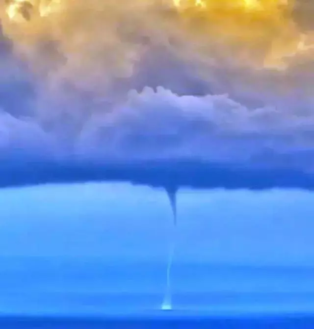 Ünlü tatil beldesinde korkutan görüntü! Denizde hortum oluştu, o anlar kamerada